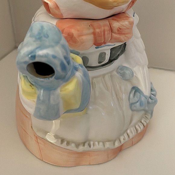 Adorable 2 piece ceramic teapot of a duck holding a present! Perfect for Easter! - Picture 11 of 13